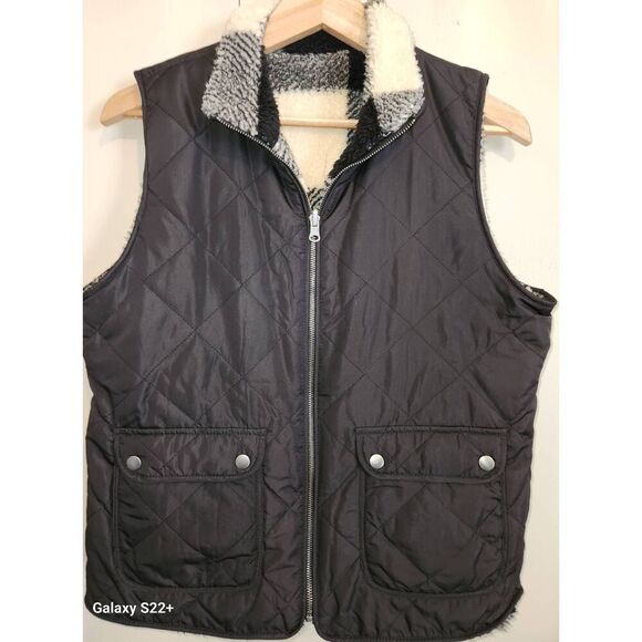 V22  Thread & Supply Black & White Buffalo Check Reversable Sherpa vest - Picture 3 of 9